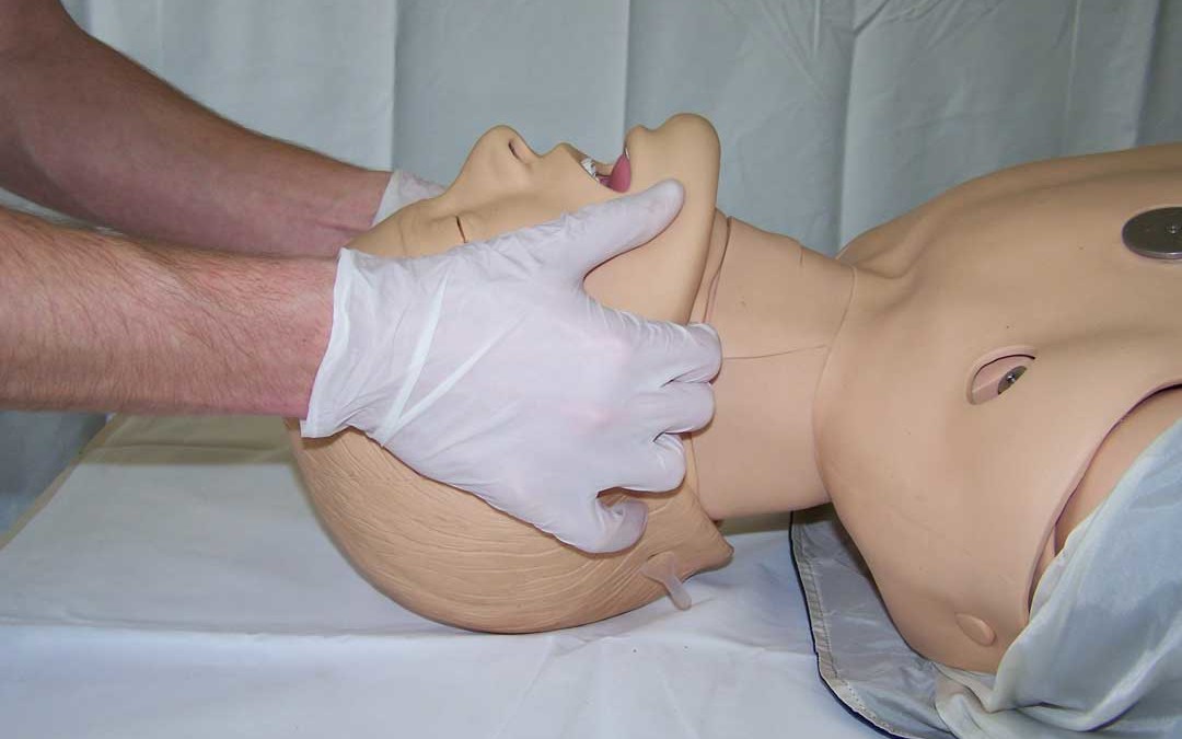 Opening the airway in case of suspected injury